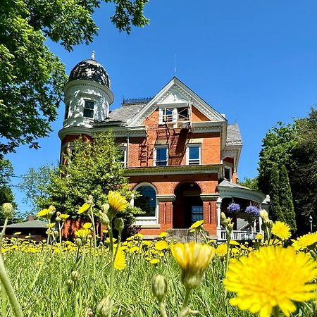 The Edwards Waterhouse Inn Fredonia Exterior foto